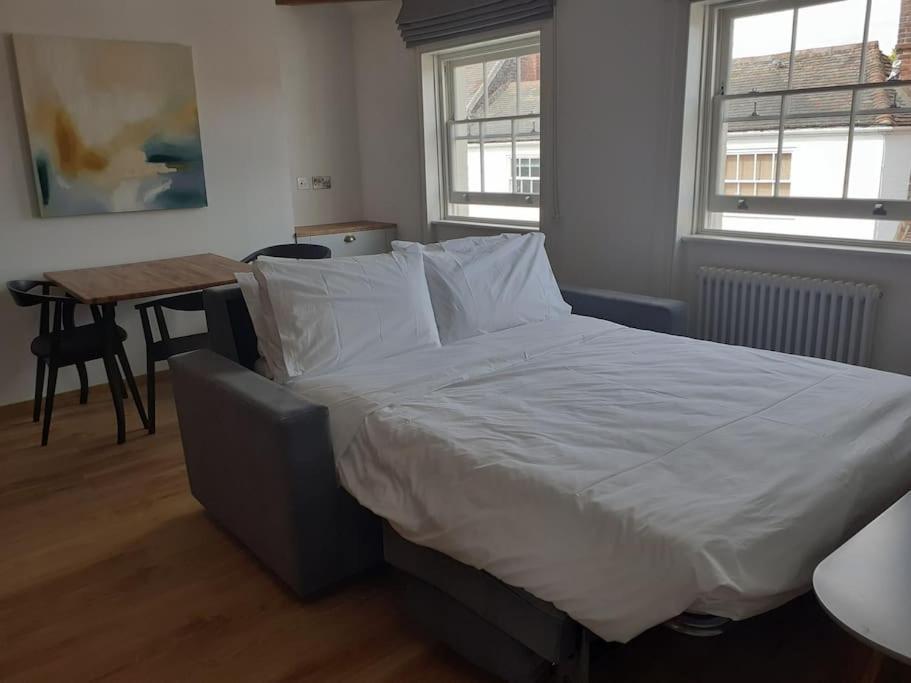 Apartment 6 At Number 8: City Centre, 1 Bedroom, Sofa Bed In Lounge Canterbury Luaran gambar